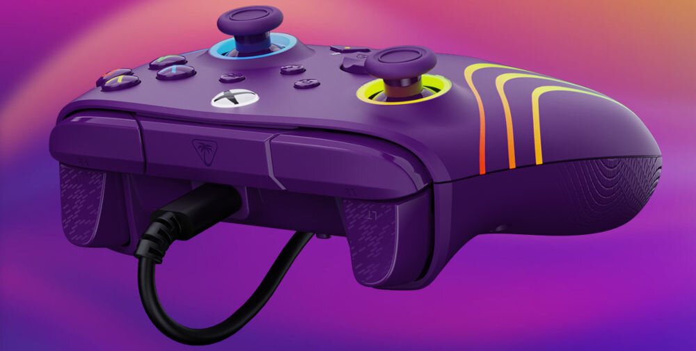 Kontroler TURTLE BEACH Afterglow Wave Fioletowy prezentacja pada od strony portu USB-C na kolorowym tle możliwości ergonomiczna konstrukcja graj na Xbox PC kabel USB-C/USB-A