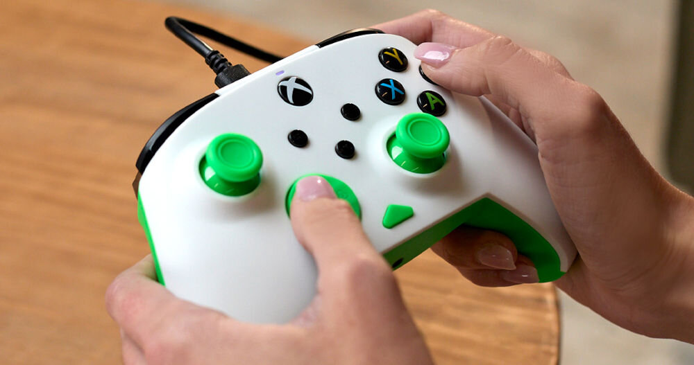 Kontroler TURTLE BEACH Rematch Core Biało-zielony prezentacja kontrolera podczas grania wygoda funkcjonalność kształt dopasowuje się do dłoni komfortowa gra obsługa dedykowanej aplikacji dostosowanie ustawień do własnych potrzeb