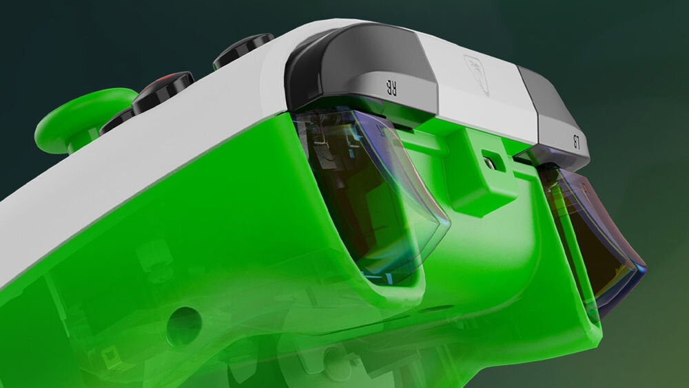 Kontroler TURTLE BEACH Rematch Core Biało-zielony zbliżenie na bok bada i ukazanie wnętrza pada współpraca z konsolami Xbox Series X|S Xbox One oraz komputerami z Windows 10 i 11 przewód USB-C/USB-A o długości 2,5 metra swoboda ruchów wygoda płynność
