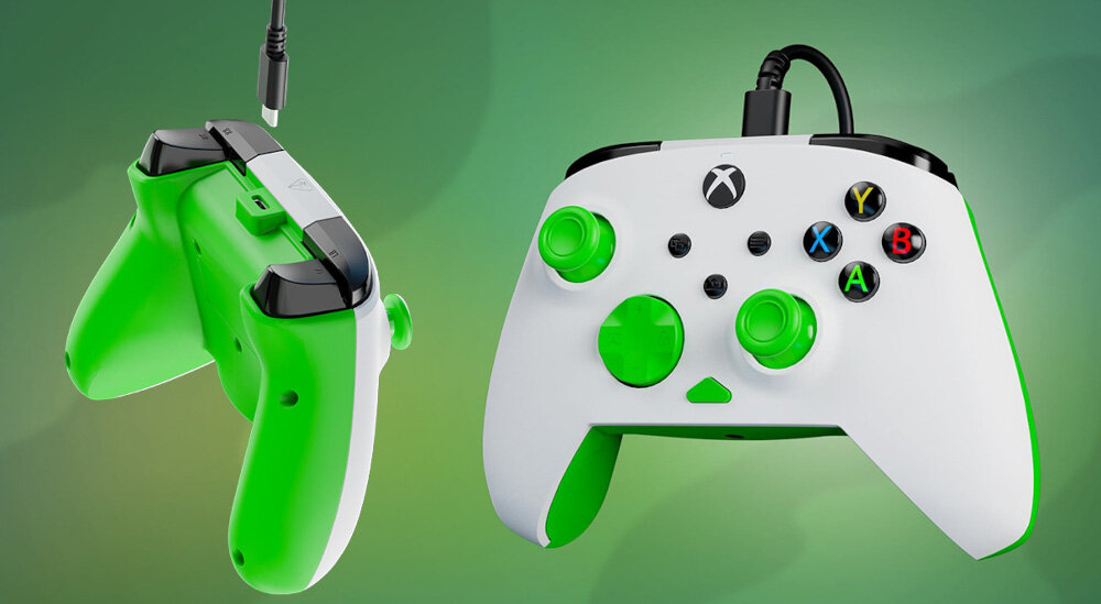 Kontroler TURTLE BEACH Rematch Core Biało-zielony prezentacja pada od przodu i od boku na zielonym tle spełnienie potrzeb fanów gamingu forma rozrywki zawody możliwości