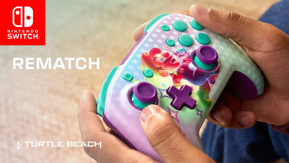 Kontroler TURTLE BEACH Nintendo Switch Rematch Invincible Mario Fioletowo-turkusowy prezentacja kontrolera w trakcie użytkowania osoba trzymająca kontroler beżowe tło napis z nazwą firmy i modelem