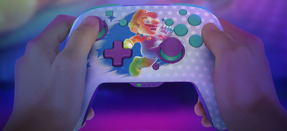 Kontroler TURTLE BEACH Nintendo Switch Rematch Invincible Mario Fioletowo-turkusowy prezentacja podczas korzystania z niego ręce na padzie kolorowe tło stworzony przez doświadczonych specjalistów wytrzymały ergonomiczny oficjalnie licencjonowany konsole Nintendo
