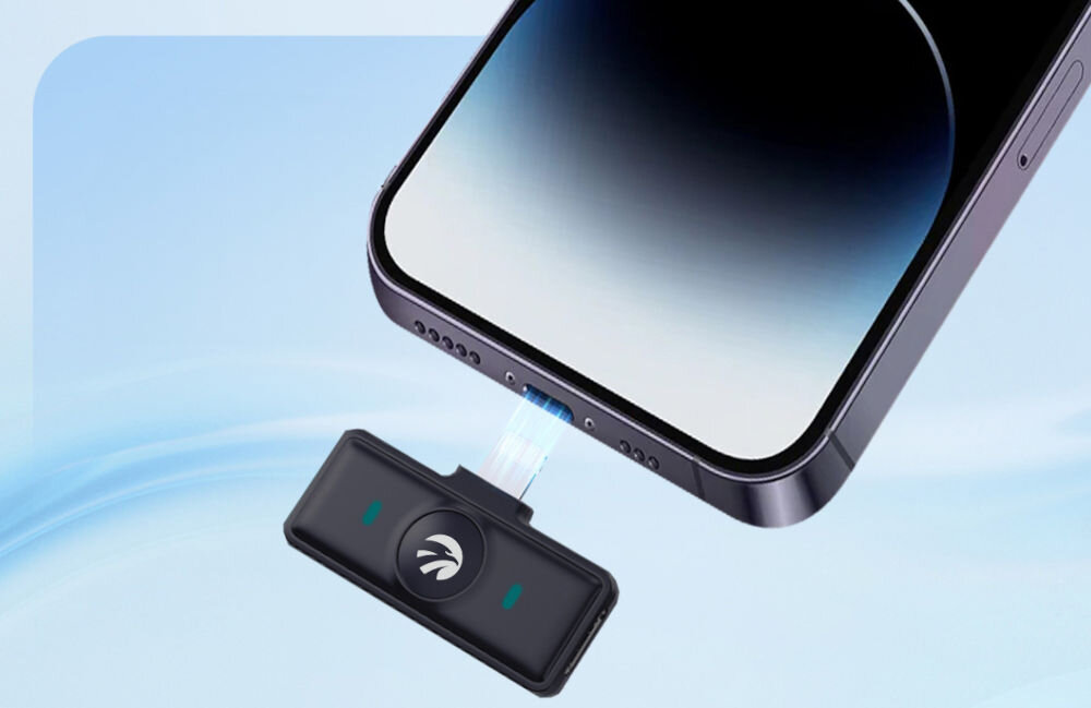 Mikrofon HAWK HW-MIC201 prezentacja adaptera podłączanego do telefonu na niebieskim tle odbiornik USB-C na iOS działa natychmiast na Android może wymagać jednorazowego włączenia funkcji OTG i debugowania USB kompatybilny z większością sprzętów