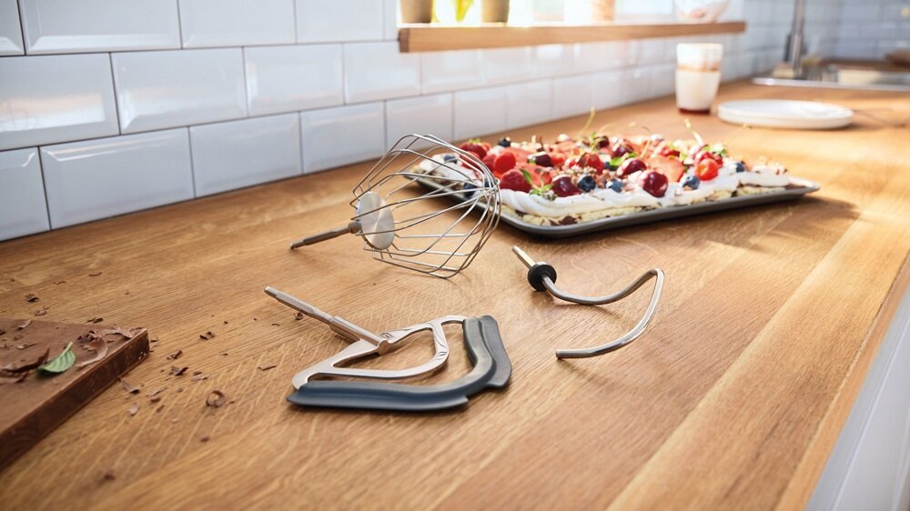 Robot kuchenny planetarny BOSCH MUM5XL74 ułatwia przygotowanie dań, równomierne mieszanie, szybkie krojenie