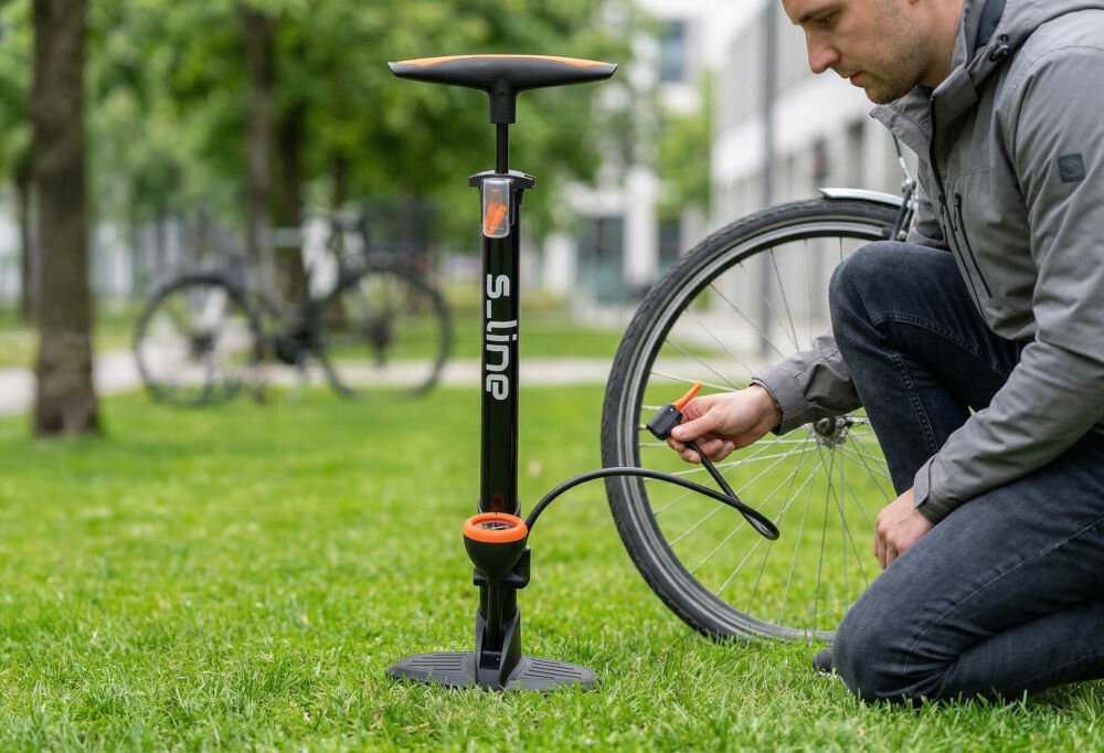 Pompka rowerowa S-LINE VPO403 Zbliżenie na dolną część pompki S-LINE VPO403. Widoczna jest solidna, szeroka podstawa zapewniająca stabilność oraz duży manometr z czytelną skalą w barach i PSI, ułatwiający precyzyjne kontrolowanie ciśnienia w oponach.