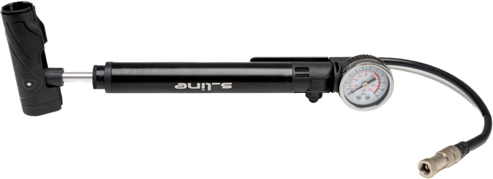 Pompka rowerowa S-LINE Mini z manometrem VPO320 Czarna pompka rowerowa s_line z rozłożonym uchwytem t-handle, czytelnym manometrem i elastycznym wężykiem na białym tle.
