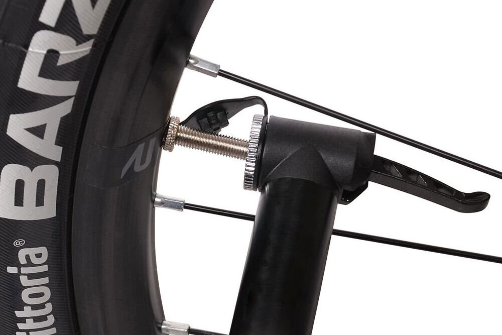 Pompka rowerowa S-LINE Mini VPO120 Zbliżenie na zawór rowerowy i pompkę przymocowaną do koła z oponą Vittoria Barzo.