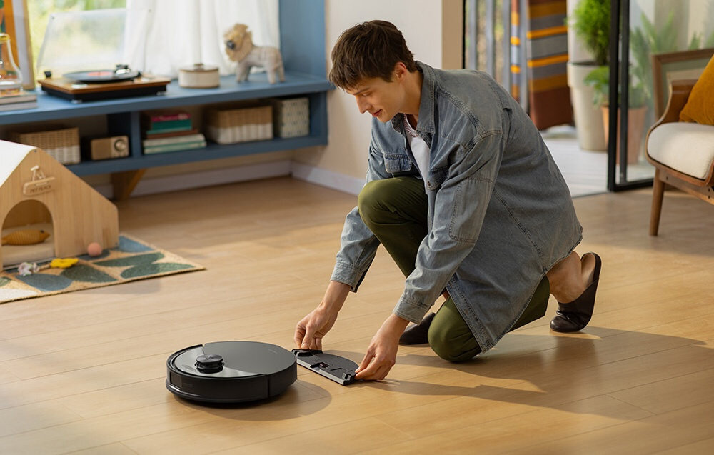 Robot sprzątający ROBOROCK Q10 VF+ Czarny Wygoda i higiena Stacja RockDock Plus automatycznie opróżnia zbiornik rzechowuje zanieczyszczenia w szczelnym worku filtruje alergeny i pyłki 7 tygodni codziennego użytkowania