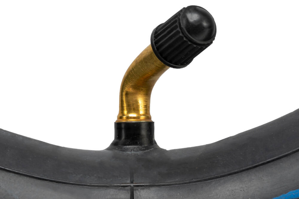 Dętka S-LINE EST1002 10 cali 254 x 51 mm Zbliżenie na profilowany, zagięty wentyl dętki do hulajnogi S-Line EST1002 z czarnym plastikowym kapturkiem, ułatwiający pompowanie w wąskich felgach.