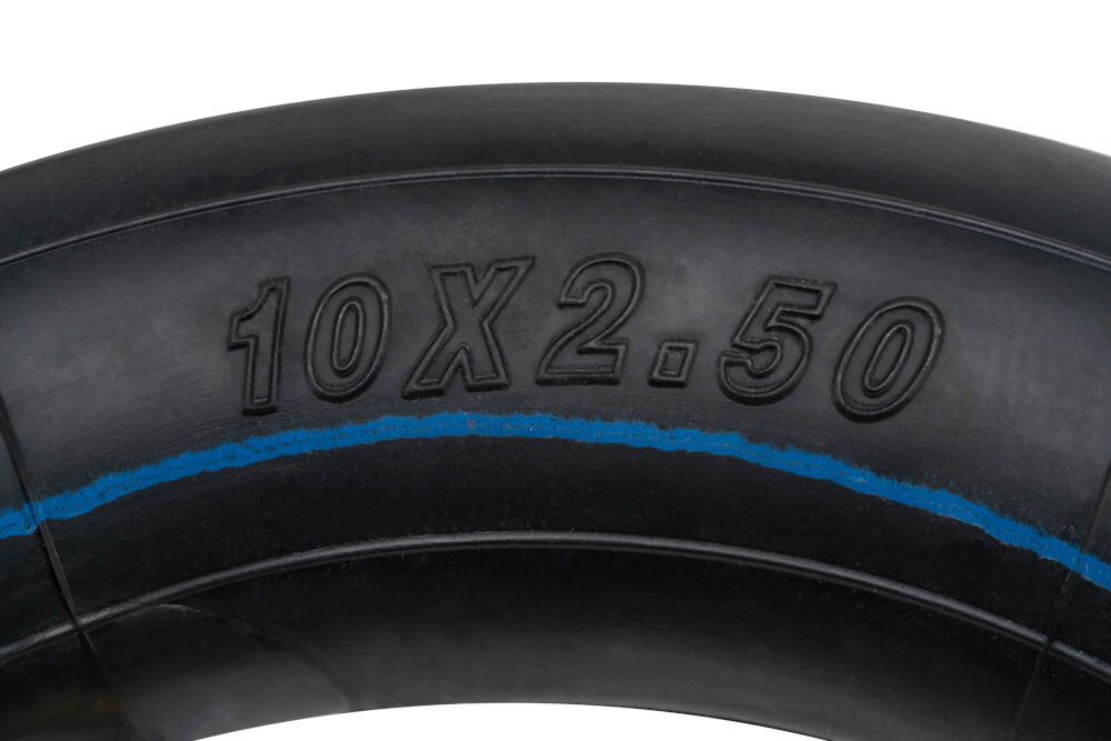 Dętka S-LINE EST1002 10 cali 254 x 51 mm Detal dętki S-Line EST1002 z wyraźnym wytłoczeniem rozmiaru 10x2.50 na gumowej powierzchni obok niebieskiej linii kontrolnej.