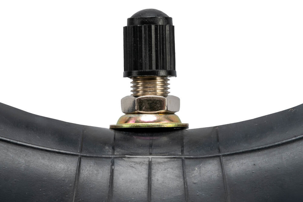 Dętka S-LINE EST1001 10 cali 254 x 51 mm Zbliżenie na prosty wentyl dętki do hulajnogi S-Line EST1001 z metalową nakrętką kontrującą i czarnym plastikowym kapturkiem ochronnym.