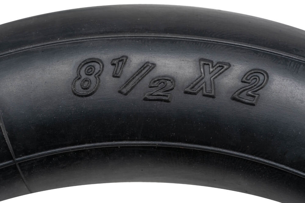 Dętka S-LINE EST8502 8.5 cali 216 x 51 mm Detal dętki do hulajnogi S-Line EST8502 z wyraźnie wytłoczonym rozmiarem 8 1/2 x 2 na gumowej powierzchni.