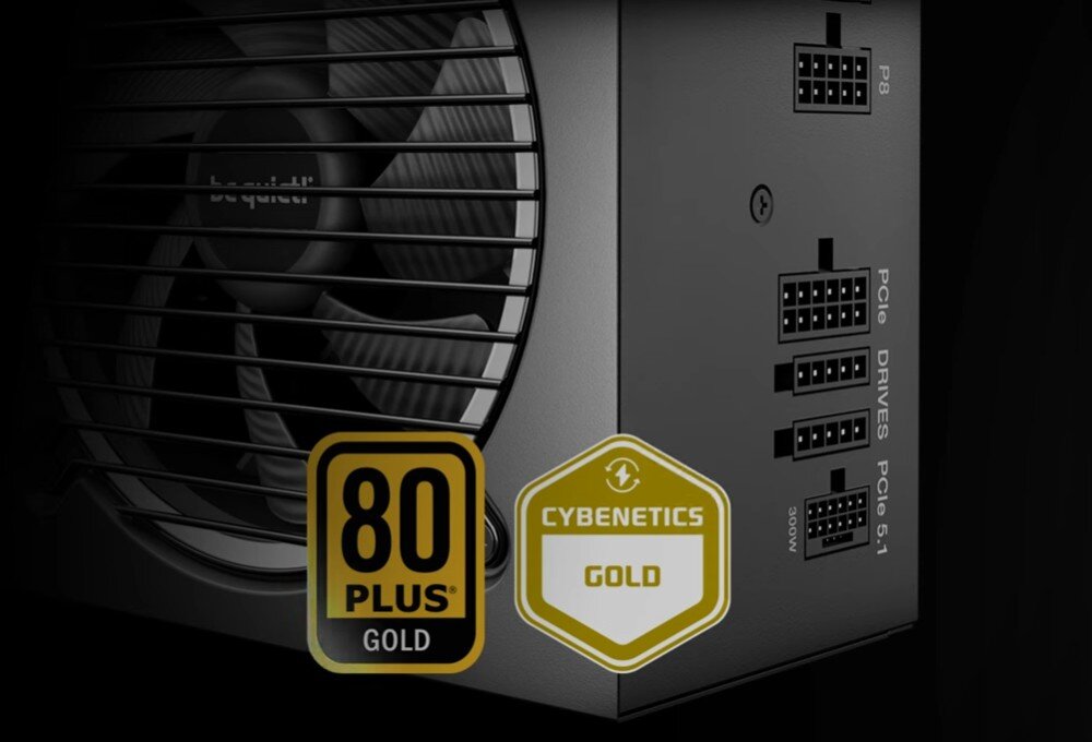 Zasilacz BE QUIET! Pure Power 13 M zbliżenie na dolny róg czarnej obudowy zasilacza z naklejkami certyfikatów '80 PLUS GOLD' oraz 'CYBENETICS GOLD' na tle fragmentu wentylatora i gniazd