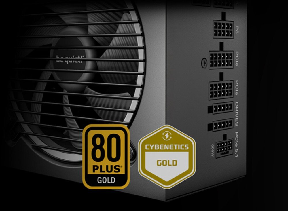 Zasilacz BE QUIET! Pure Power 13 M zbliżenie na dolny róg czarnej obudowy zasilacza z naklejkami certyfikatów '80 PLUS GOLD' oraz 'CYBENETICS GOLD' na tle fragmentu wentylatora i gniazd