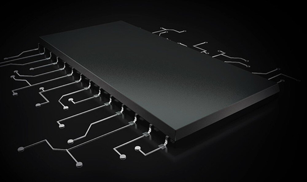 Zasilacz BE QUIET! Pure Power 13 M wizualizacja czarnego, płaskiego układu elektronicznego na ciemnym tle z wychodzącymi z niego jasnymi ścieżkami przewodzącymi sygnały