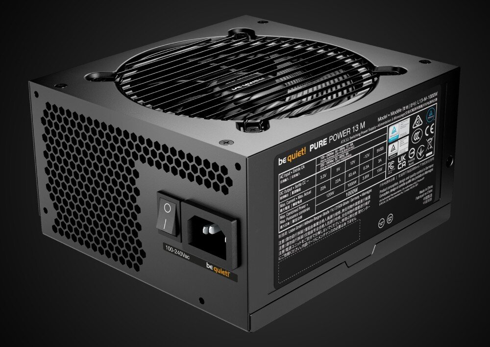Zasilacz BE QUIET! Pure Power 13 M widok na tylną i boczną część zasilacza z gniazdem zasilania, włącznikiem, perforacją w kształcie plastra miodu oraz tabliczką znamionową z parametrami technicznymi