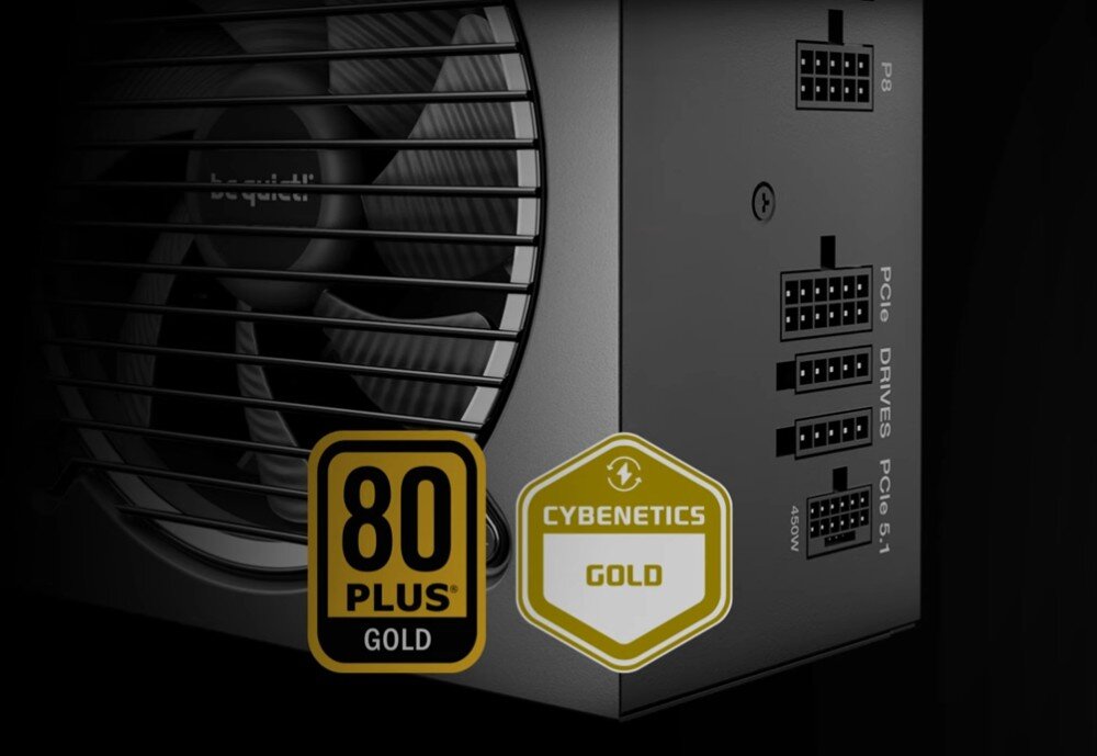 Zasilacz BE QUIET! Pure Power 13 M zbliżenie na dolny róg czarnej obudowy zasilacza z naklejkami certyfikatów '80 PLUS GOLD' oraz 'CYBENETICS GOLD' na tle fragmentu wentylatora i gniazd