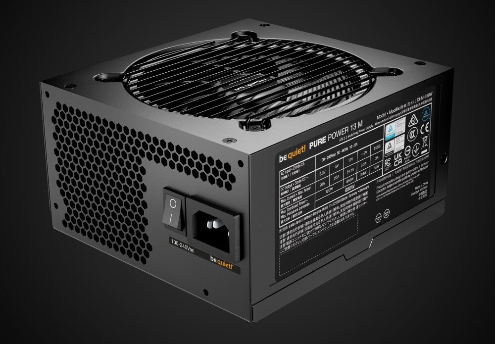 Zasilacz BE QUIET! Pure Power 13 M widok na tylną i boczną część zasilacza z gniazdem zasilania, włącznikiem, perforacją w kształcie plastra miodu oraz tabliczką znamionową z parametrami technicznymi