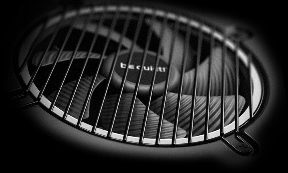 Zasilacz BE QUIET! Pure Power 13 M zbliżenie na czarny wentylator zasilacza z łopatkami o charakterystycznej żłobionej strukturze umieszczony za metalową osłoną w formie równoległych prętów