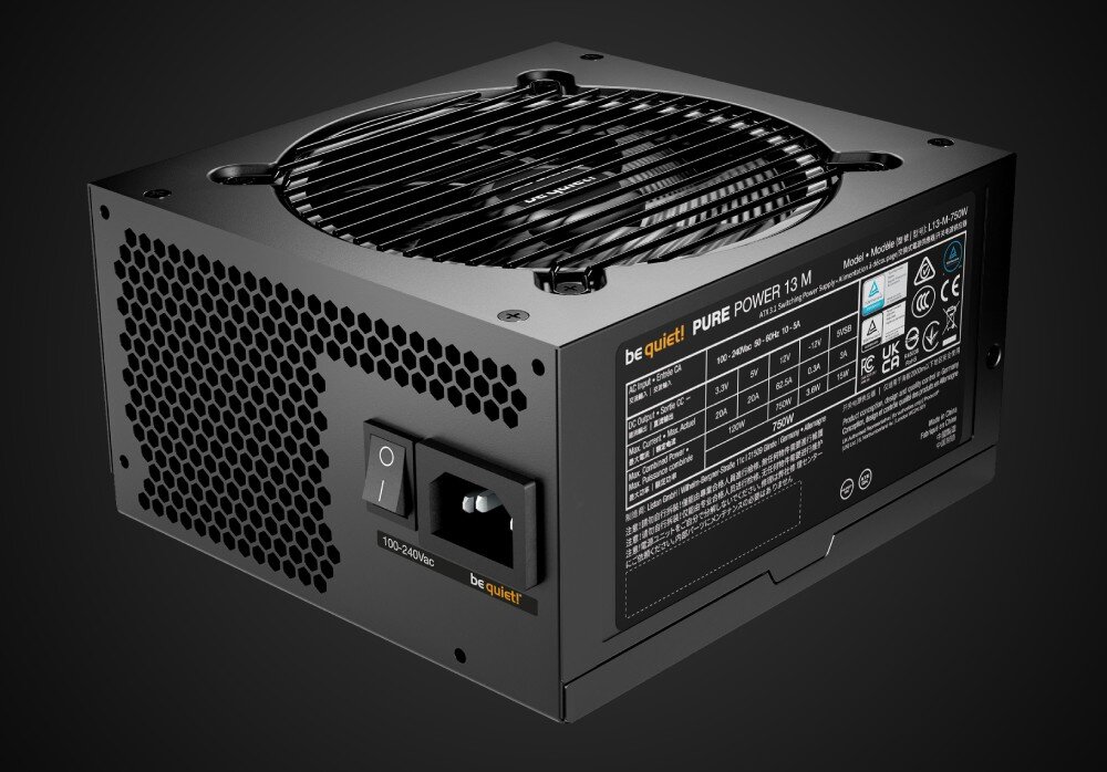 Zasilacz BE QUIET! Pure Power 13 M widok na tylną i boczną część zasilacza z gniazdem zasilania, włącznikiem, perforacją w kształcie plastra miodu oraz tabliczką znamionową z parametrami technicznymi