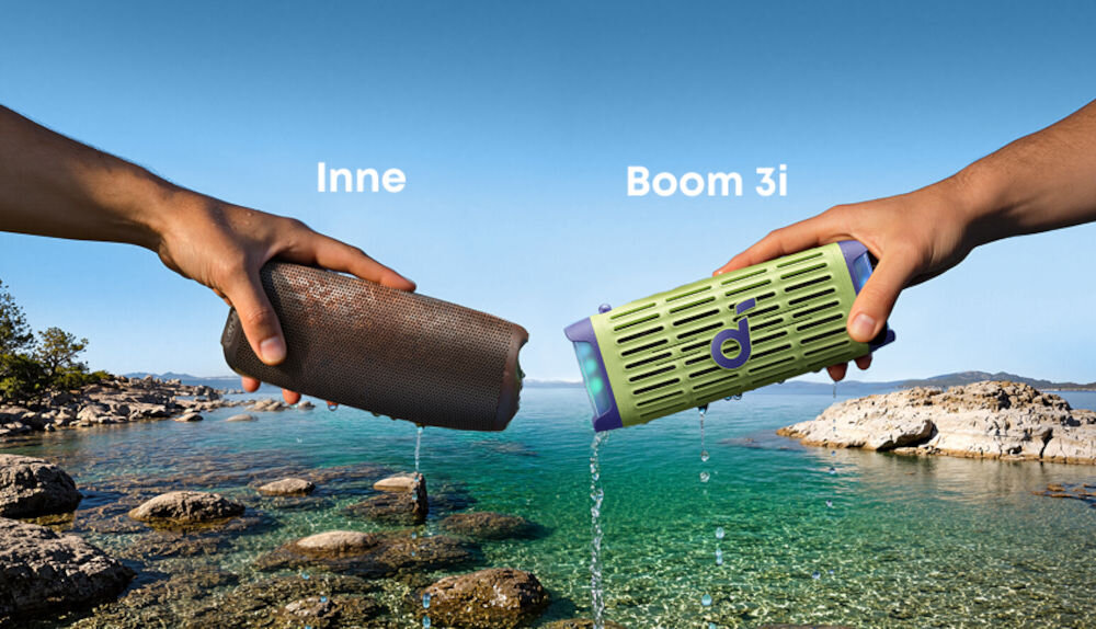 Głośnik mobilny SOUNDCORE Boom 3I - Stworzony na słoną wodę, odporny na morską wodę, ręce trzymające dwa różne głośniki nad wodą