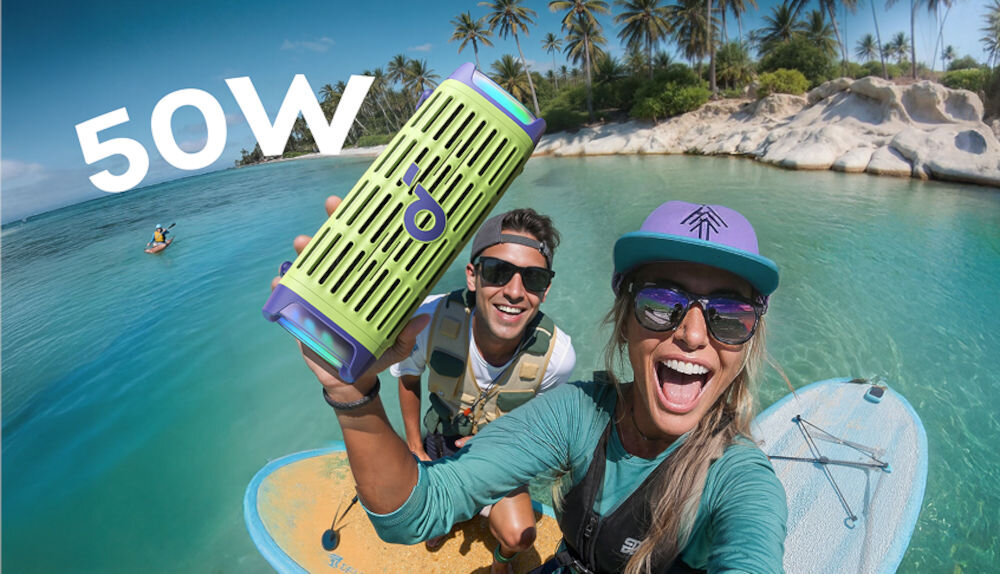 Głośnik mobilny SOUNDCORE Boom 3I - Pełne brzmienie 50 W, głośność 96 dB, osoby płynące w kajaku, kobieta trzymająca głośnik w ręku