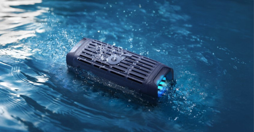 Głośnik mobilny SOUNDCORE Boom 3I - Ochrona przed wodą i kurzem, IP68, odporny na kurz i pełne zanurzenie w wodzie, głębokość do 1,5 metra przez 30 minut, osoba w kajaku z zamocowanym głośnikiem