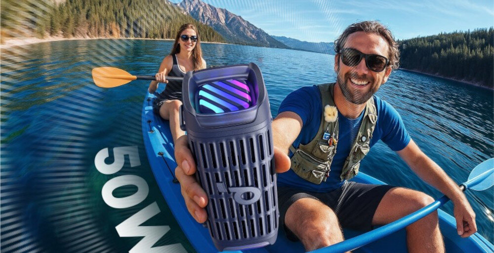 Głośnik mobilny SOUNDCORE Boom 3I - Pełne brzmienie 50 W, głośność 96 dB, osoby płynące w kajaku, mężczyzna trzymający głośnik w ręku