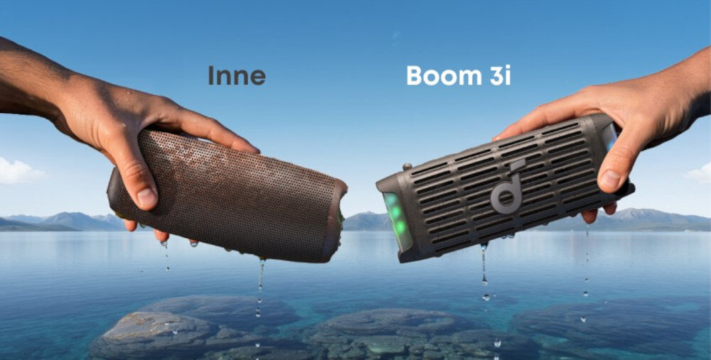 Głośnik mobilny SOUNDCORE Boom 3I - Stworzony na słoną wodę, odporny na morską wodę, ręce trzymające dwa różne głośniki nad wodą