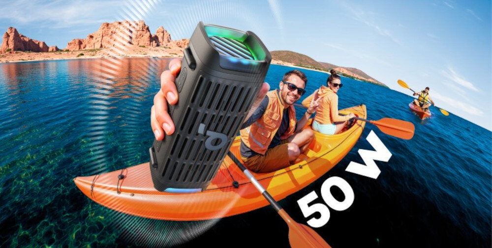 Głośnik mobilny SOUNDCORE Boom 3I - Pełne brzmienie 50 W, głośność 96 dB, osoby płynące w kajaku, mężczyzna trzymający głośnik w ręku