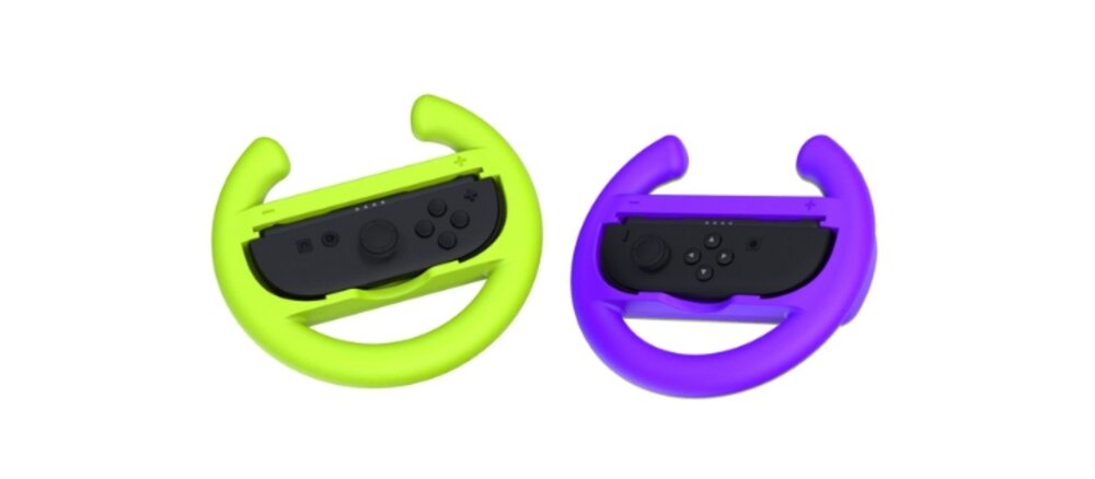 Dwie osoby trzymają przed telewizorem niebieską i pomarańczową kierownicę do Joy-Con, na ekranie widać rozmytą grę wyścigową.