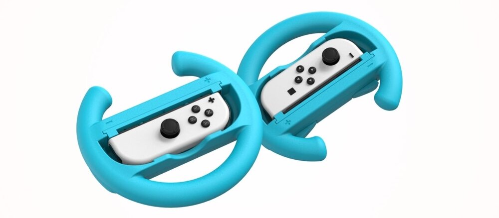 Dwie niebieskie kierownice do Joy-Con z białymi kontrolerami, ułożone lekko pod kątem na białym tle.