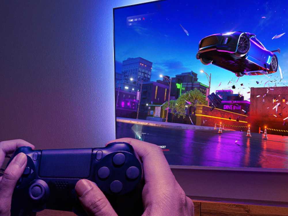 PHILIPS 75PUS7000 Bezramkowy design, elegancka metalowa podstawa pilot z materiałów z recyklingu System Titan OS certyfikatem FSC - włączona gra i widoczny kontroler