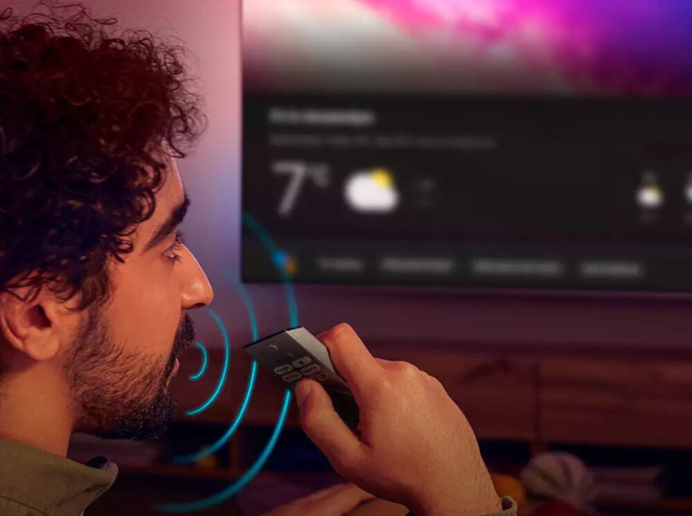 Telewizor PHILIPS 55OLED910 Matter smart home Google Assistant Alexa AirPlay integracja, osoba mówiąca do pilota