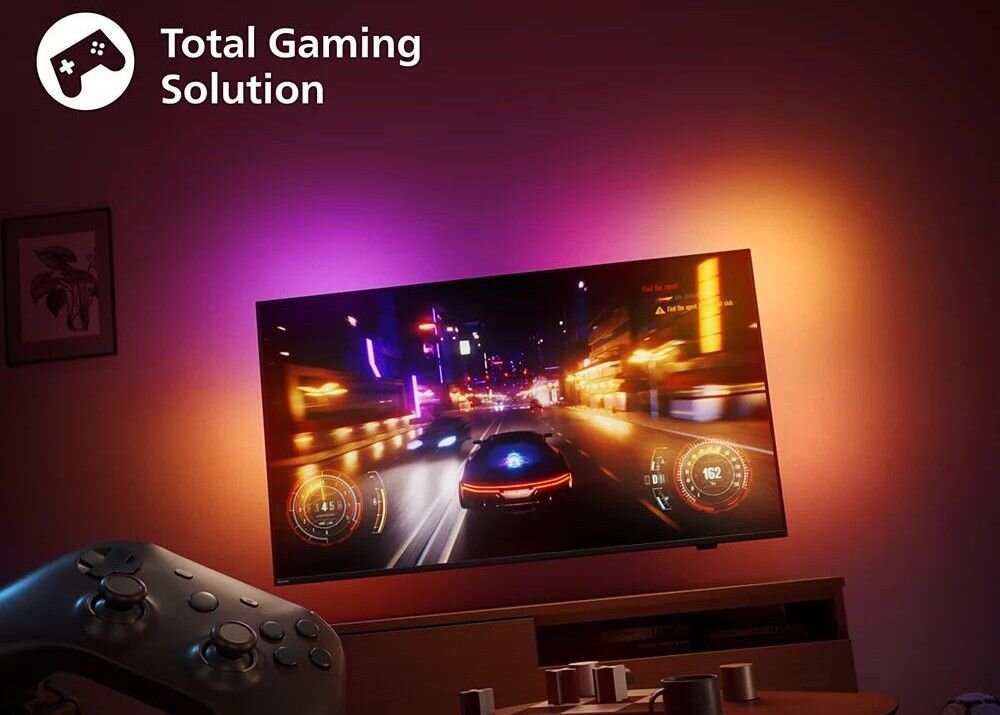 Telewizor PHILIPS 77OLED770 zawieszony na ścianie, kontroler w tle