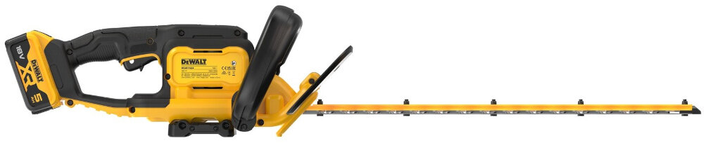 Nożyce do żywopłotu DEWALT DCMHT564P1-QW 550mm 18V akumulatorowe nożyce na białym tle widoczne z boku silnik szczotkowy płynna i przewidywalna praca kontrola nad narzędziem precyzyjne prowadzenie cięcia ogranicza szarpanie gałęzi.
