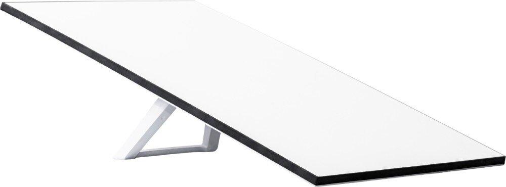 Na obrazie widoczna jest biała antena satelitarna o prostokątnym kształcie, zamontowana na białym stojaku. Produkt ma minimalistyczny design z czarną krawędzią.