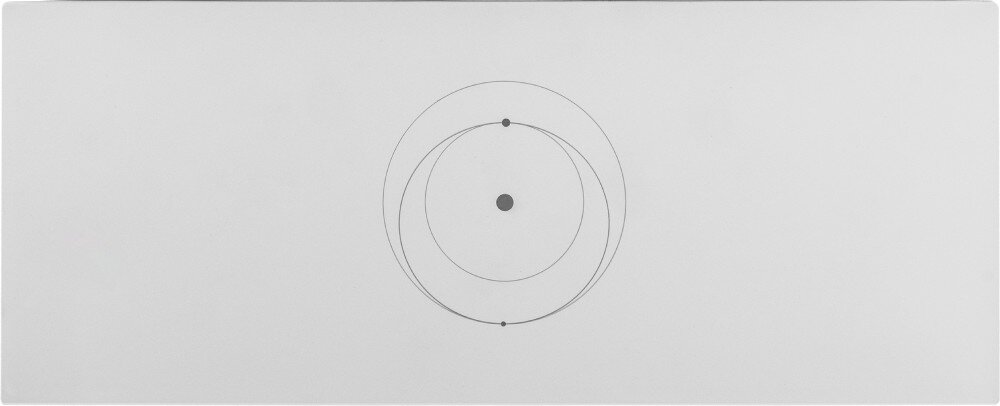 Białe pudełko z nadrukiem przedstawiającym trzy koncentryczne okręgi z kropkami na obwodzie i jedną kropką w środku.