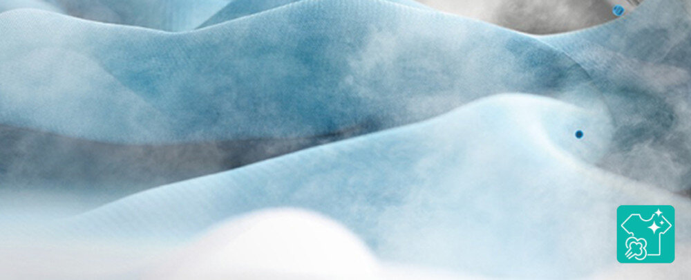 Pralko-suszarka GORENJE G600 WD2PA964ADT/PL Zbliżenie na delikatne, jasnoniebieskie tkaniny otulone mgiełką pary podkreśla działanie odświeżającego, higienicznego programu parowego. W prawym dolnym rogu widoczna jest turkusowa ikonka koszulki z iskrą i chmurką pary, symbolizująca wyjątkowo czyste i odkażone ubrania ExtraHygiene program SGS certyfikat higiena prania eliminacja bakterii bezpieczeństwo świeżość