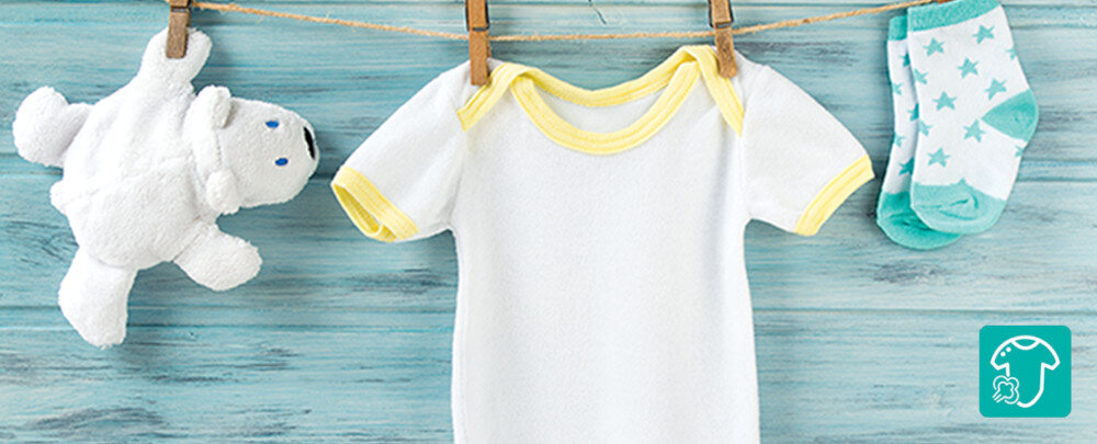 Pralko-suszarka GORENJE G600 WD2PA964ADT/PL Na sznurku do prania zawieszone są dziecięce ubranka: pluszowy miś, biały body z żółtymi lamówkami oraz turkusowe skarpetki w gwiazdki, na tle desek w kolorze przecieranego, jasnego błękitu. W prawym dolnym rogu widnieje turkusowa ikonka dziecięcego body z chmurką, symbolizująca delikatne, bezpieczne pranie ubranek dla najmłodszych program dziecięcy delikatne pranie usuwanie plam para antyalergiczne płukanie bezpieczeństwo skóry oszczędność energii