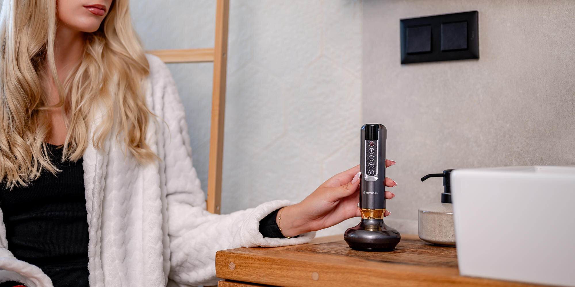 Masażer Humanas DermaSmooth stojący obok umywalki stan zdrowia bezpieczeństwo zalecenia