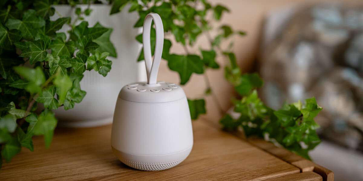 Lampka nocna LED NEWELL SeleneDream NL4496, lampka, relaks, światło, spokój, Lampka nocna LED Newell SeleneDream z funkcją białego szumu na drewnianym blacie, biała donica z bluszczem.