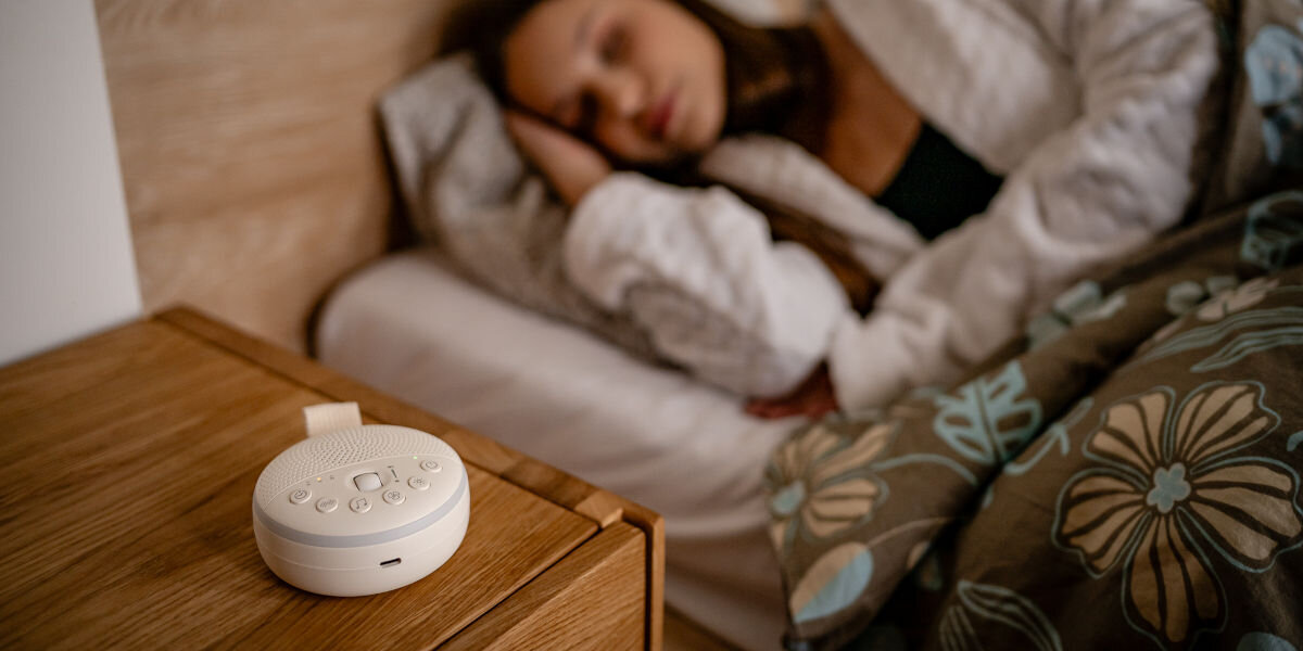 Lampka nocna LED NEWELL LunaWhisper NL4497, sen, bezpieczeństwo, LED, akumulator, Lampka stoi na szafce nocnej, w tle śpiące dziecko