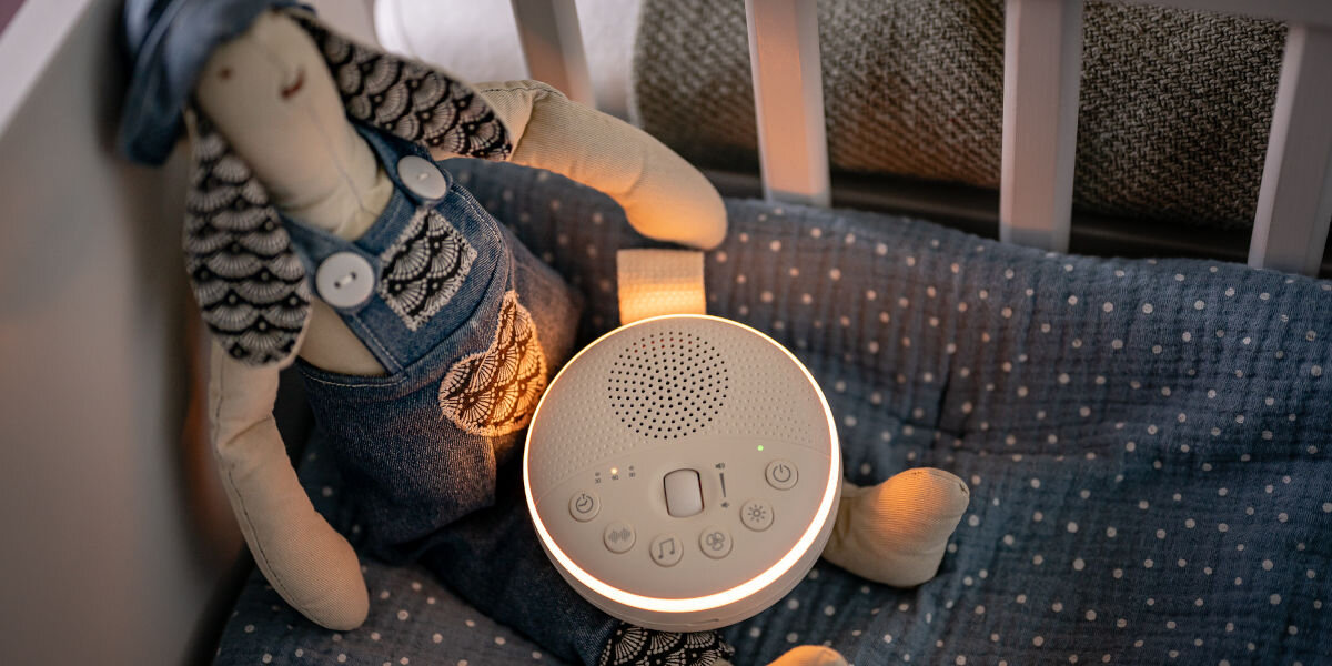 Lampka nocna LED NEWELL LunaWhisper NL4497, jasność, regulacja, światło, komfort, lampka świeci w łożeczku dziecka, przy maskotce