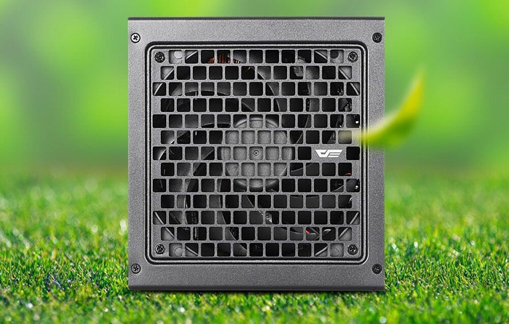 Zasilacz DARKFLASH PMT 850W 80 Plus Gold, 80 Plus Gold, 91%, aktywne PFC, oszczędność, Front zasilacza z wentylatorem na tle natury.