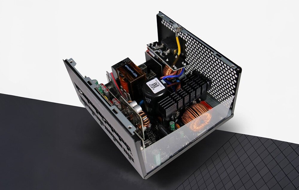 Zasilacz DARKFLASH PMT 850W 80 Plus Gold, kondensatory japońskie, 105°C, trwałość, stabilność, Otwarta obudowa zasilacza ukazująca podzespoły.