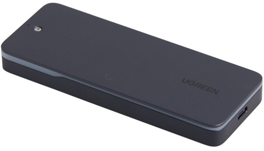 Obudowa dysku UGREEN CM777 Grafitowa, prostokątna obudowa dysku z logo Ugreen na wierzchu, widocznym małym wkrętem po lewej stronie oraz gniazdem USB-C na bocznej krawędzi