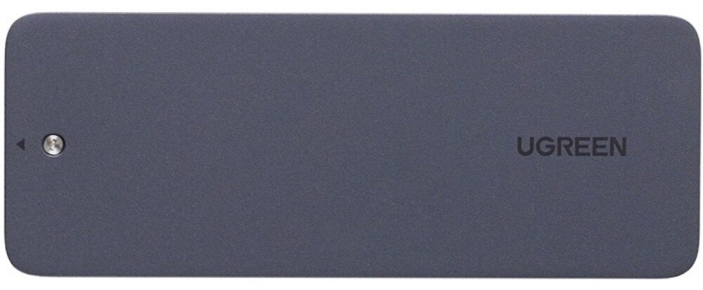 Obudowa dysku UGREEN CM777 Widok z góry na matową, szarą obudowę dysku z czarnym napisem 'UGREEN' po prawej stronie i srebrnym wkrętem zabezpieczającym po lewej
