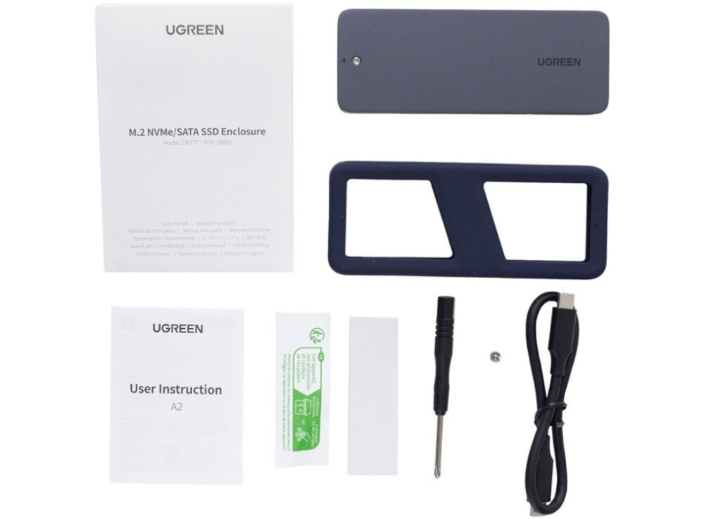 Obudowa dysku UGREEN CM777 Zestaw elementów produktu na białym tle zawierający obudowę dysku, instrukcję obsługi, silikonowe etui ochronne, kabel USB-C, śrubokręt oraz mały wkręt