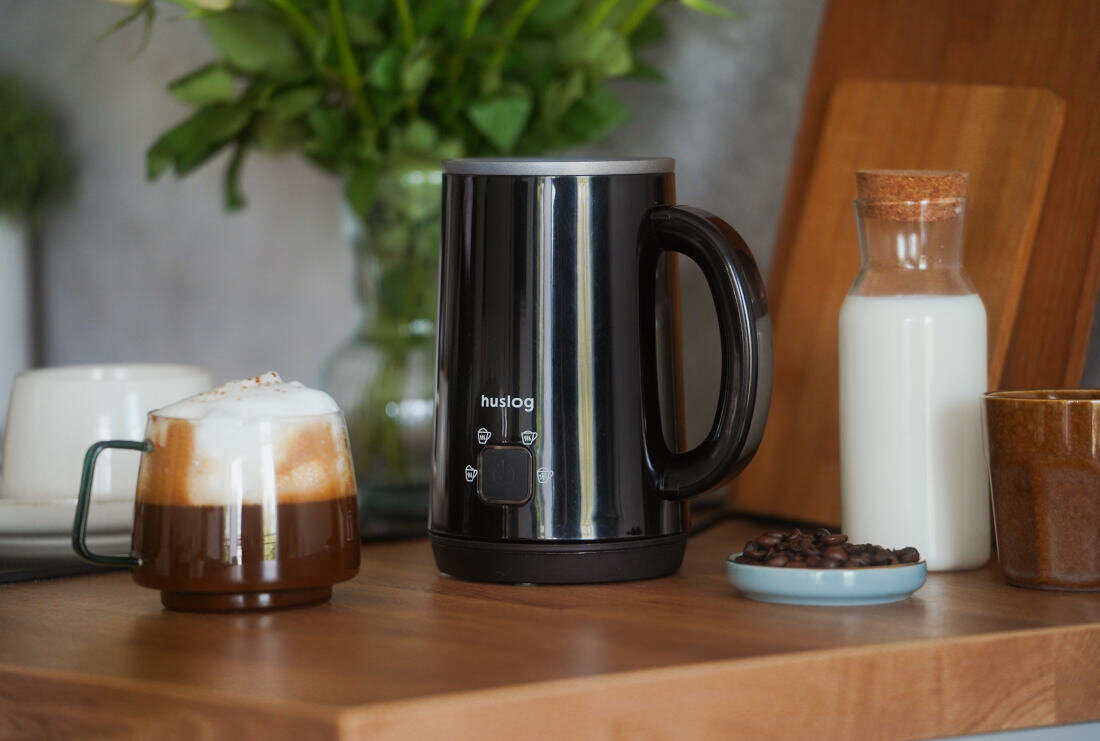 Spieniacz HUSLOG AK-8022 Czarny wygląd design tło prezentacja wizualizacja Gładka przyjemność z każdym łykiem